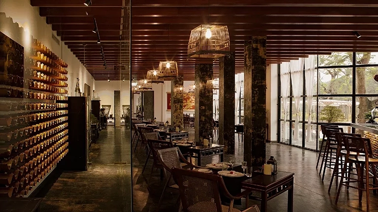 Không gian ngoài trời và trong nhà của Nhà hàng AMA