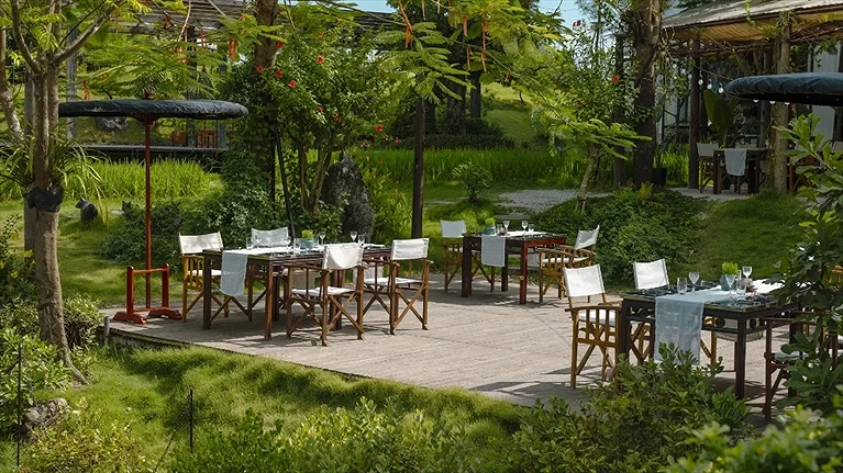 Không gian ngoài trời và trong nhà của Nhà hàng AMA