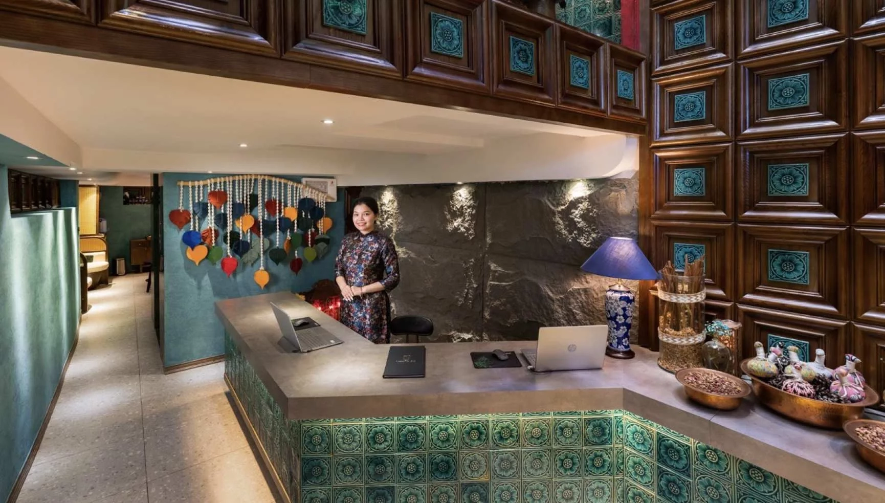 Chúng tôi đã phát triển và đào tạo các Chuyên gia Trị liệu Spa có tay nghề cao, những người sẽ mang lại cho quý khách cảm giác hoàn toàn thư giãn, phục hồi từ bên trong với mùi hương tinh tế của dầu thơm và các loại thảo mộc đặc biệt.