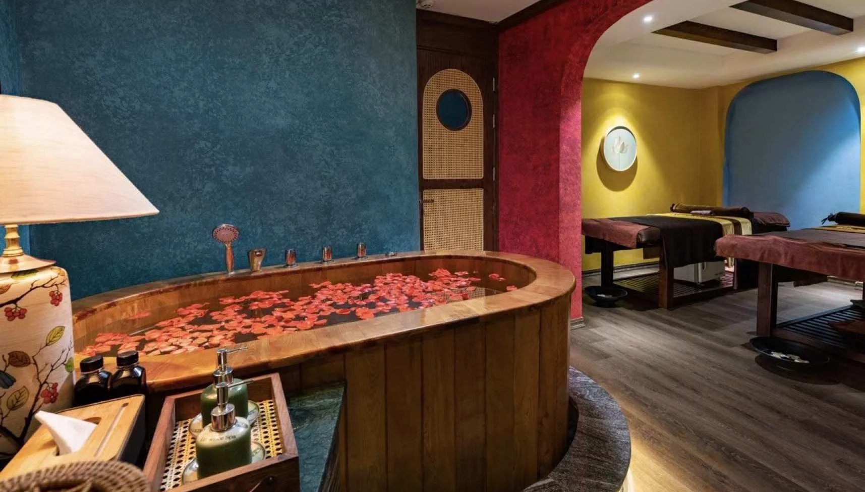Thư giãn trong sự hài hòa và thanh khiết tại L’essence Spa Group! Quý khách có thể tận hưởng dịch vụ cao cấp trong sự riêng tư tại phòng trị liệu riêng.