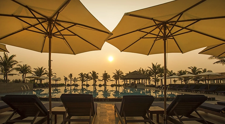 Hồ bơi chính với hàng dừa rợp bóng