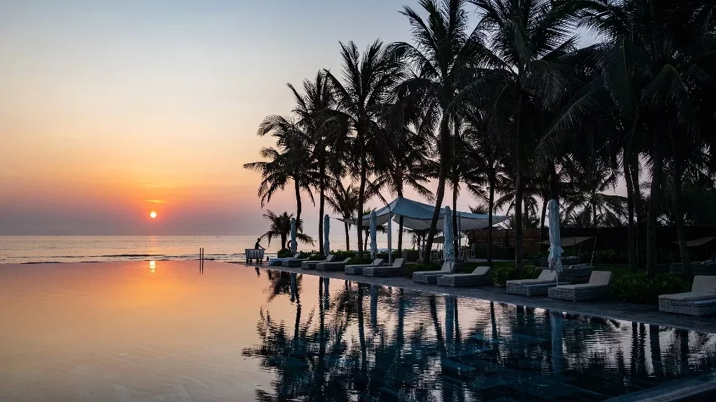 Cảnh bình minh tại hồ bơi vô cực của khu nghỉ