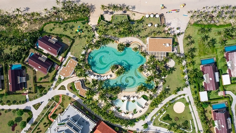 Hồ bơi ngoài trời rộng đến 1600m2 với tầm nhìn ra biển