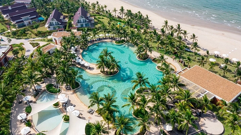 Hồ bơi ngoài trời rộng đến 1600m2 với tầm nhìn ra biển