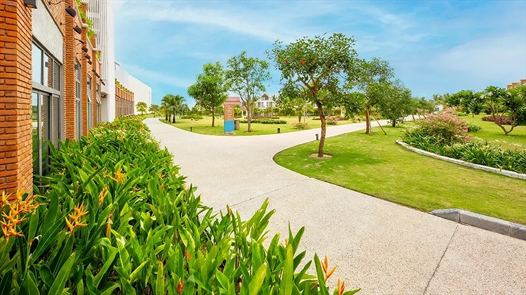 Quang cảnh trong khuôn viên khu nghỉ