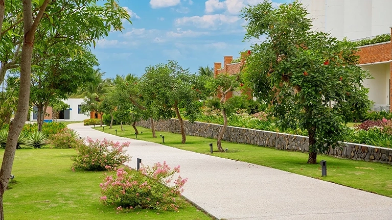 Quang cảnh trong khuôn viên khu nghỉ