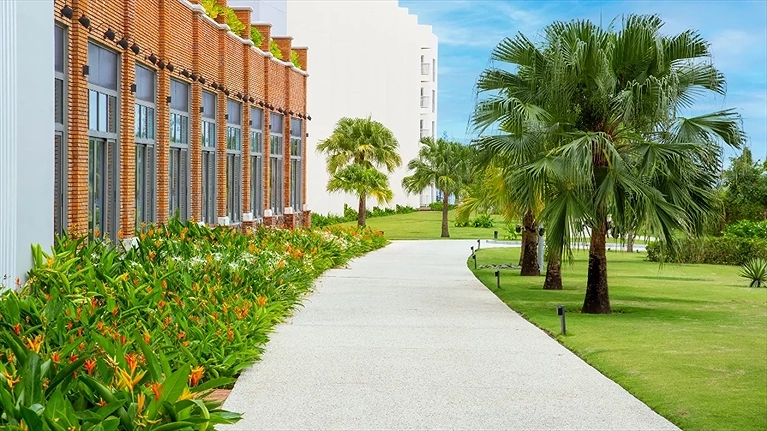 Quang cảnh trong khuôn viên khu nghỉ