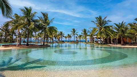 Hồ bơi ngoài trời rộng đến 1600m2 với tầm nhìn ra biển