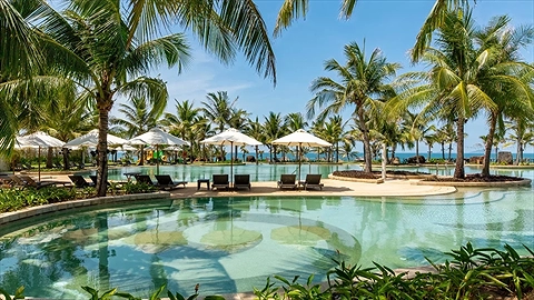 Hồ bơi ngoài trời rộng đến 1600m2 với tầm nhìn ra biển