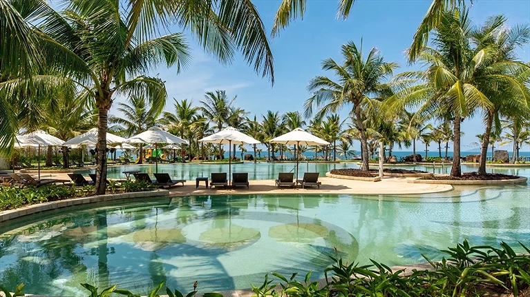 Hồ bơi ngoài trời rộng đến 1600m2 với tầm nhìn ra biển