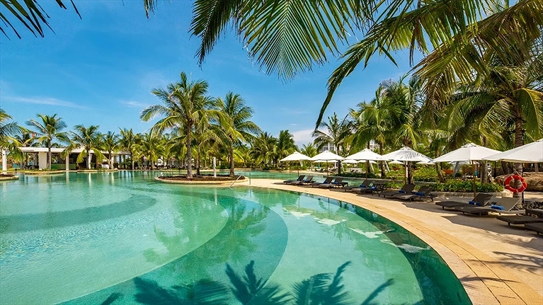 Hồ bơi ngoài trời rộng đến 1600m2 với tầm nhìn ra biển