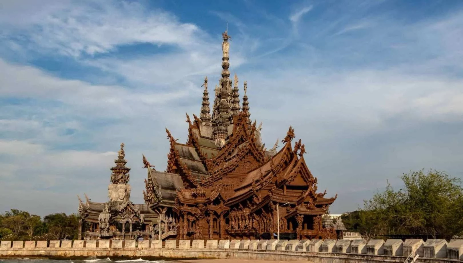 Chiêm ngưỡng kiến trúc và ngoại thất tráng lệ của tòa nhà, phản ánh nền văn hóa phong phú của Thái Lan