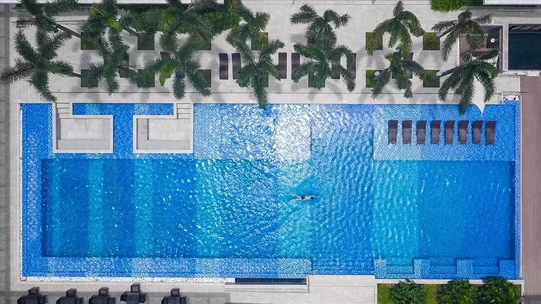 Quang cảnh hồ bơi ngoài trời