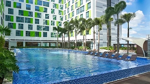 Quang cảnh hồ bơi ngoài trời
