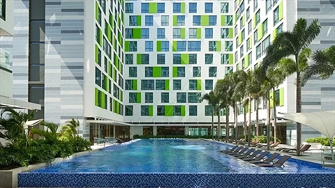 Quang cảnh hồ bơi ngoài trời