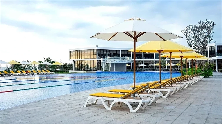 Quang cảnh hồ bơi ngoài trời