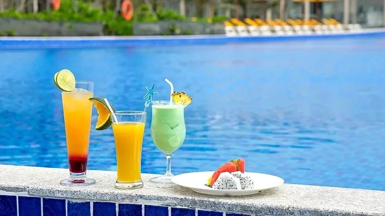 Quang cảnh hồ bơi ngoài trời