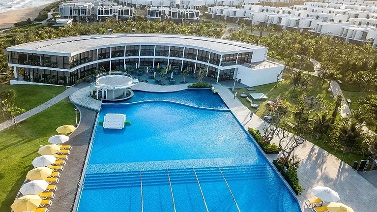 Quang cảnh hồ bơi ngoài trời