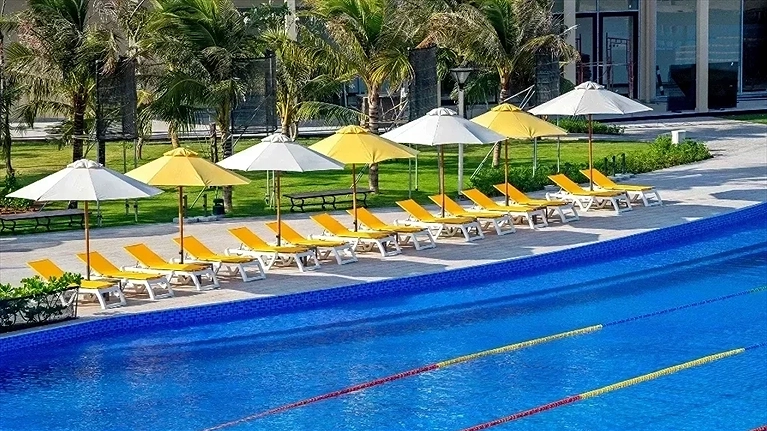 Quang cảnh hồ bơi ngoài trời