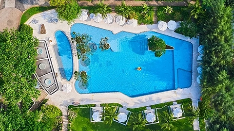 Quang cảnh hồ bơi