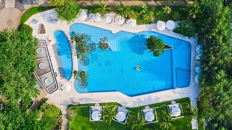 Quang cảnh hồ bơi