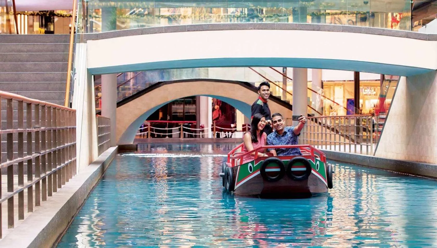 Trong tour tham quan Marina Bay Sands này, hãy khám phá các điểm du lịch nổi tiếng và tìm hiểu thêm về cách thiết kế và tính bền vững trong kết cấu tòa nhà.