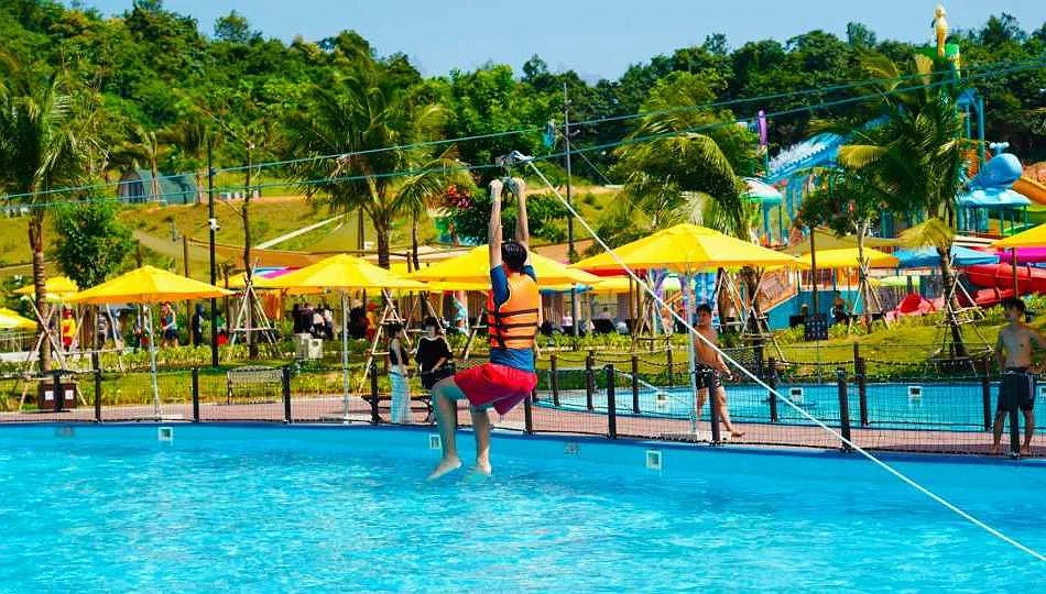 Hãy thử “Cưỡi Sóng” thành công khi đu dây trên quãng đường 20m, tiếp tục thử thách bản thân chinh phục Pháo Đài Nước đầy cửa ải khó khăn, hay mạnh dạn trượt trong những đường ống xoắn ốc huyền bí.