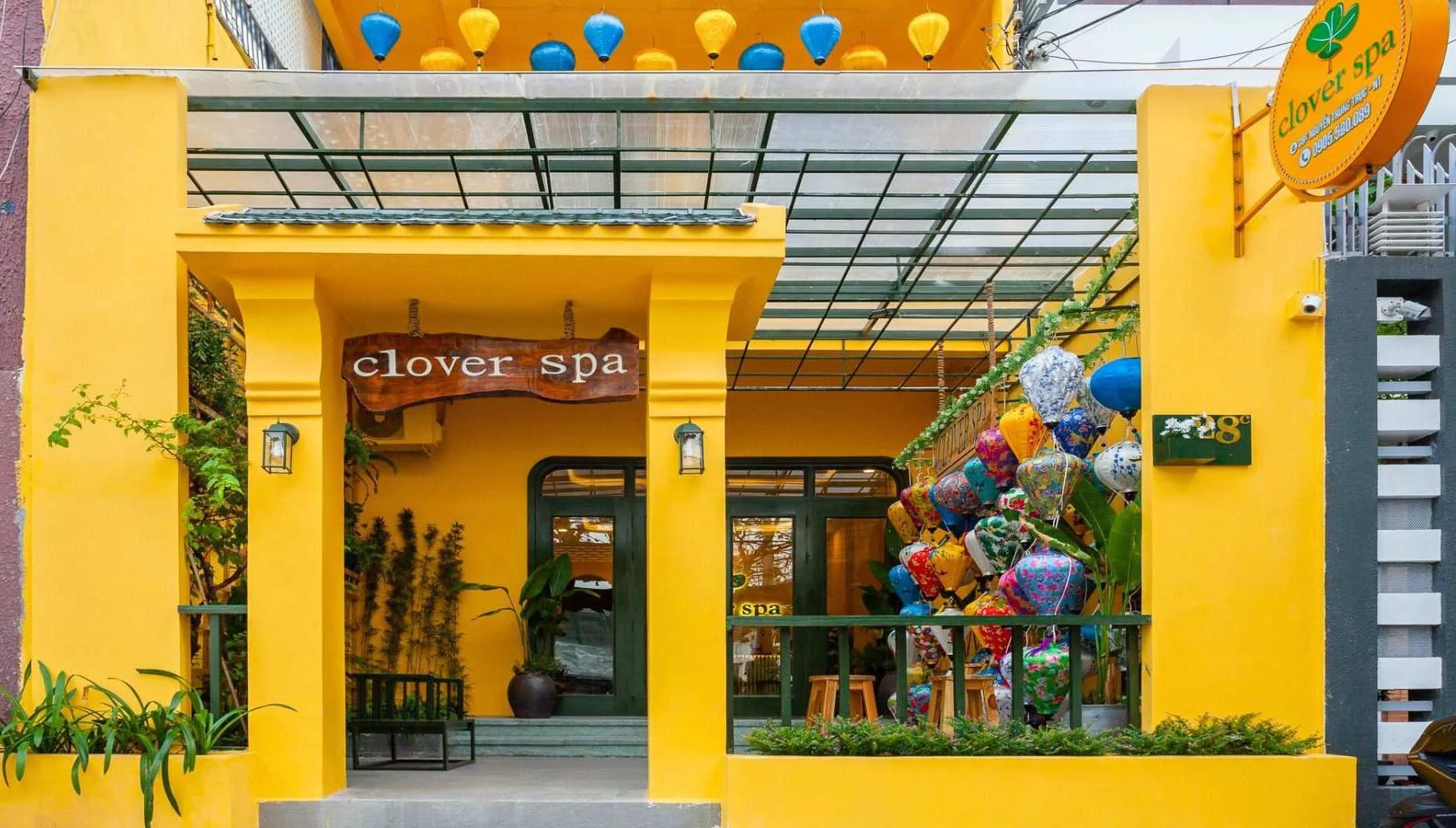 Đắm mình trong khung cảnh xanh và vàng tuyệt đẹp của Clover Spa, lấy cảm hứng từ những hình mẫu của phong cách kiến trúc truyền thống Việt Nam
