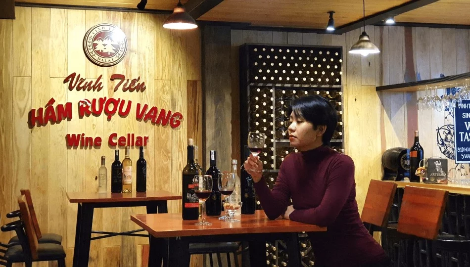 Hoặc có thể nếm thử vài loại vang tại hầm rượu (chi phí tự túc).