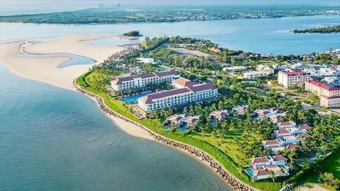 Khu nghỉ dưỡng tọa lạc tại khu vực biển Cửa Đại