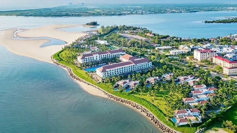 Khu nghỉ dưỡng tọa lạc tại khu vực biển Cửa Đại