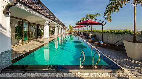 Hồ bơi ngoài trời