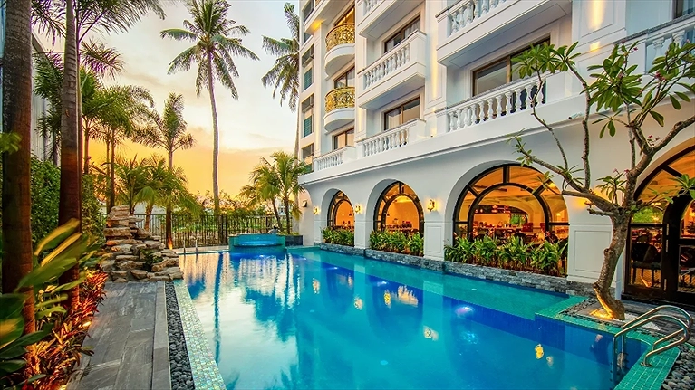 Hồ bơi ngoài trời