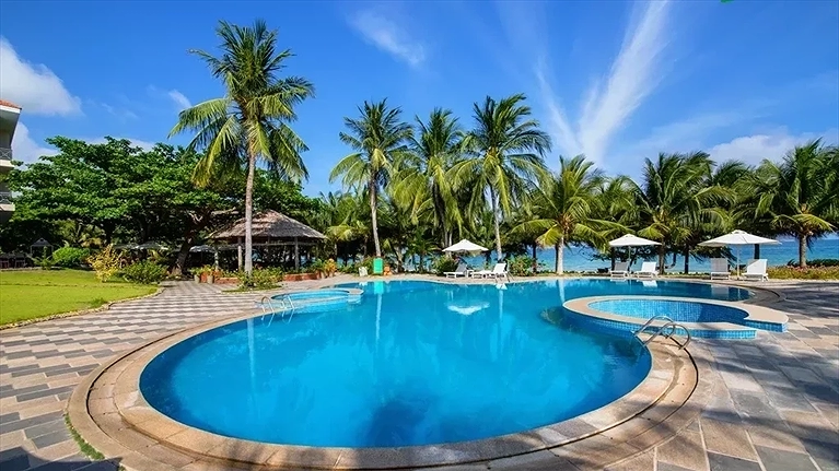 Hồ bơi ngoài trời