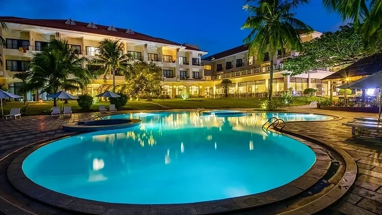 Hồ bơi ngoài trời