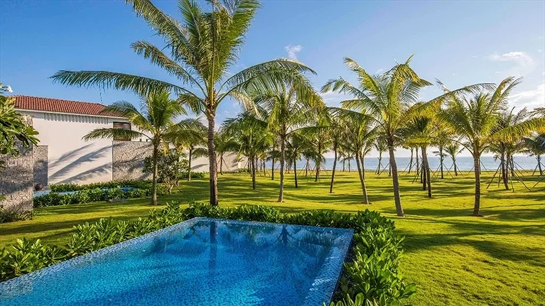 Bể bơi riêng hướng ra khu vườn xanh mát rộng lớn