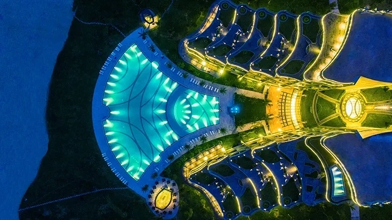 Bể bơi tràn viền hình vỏ trai sáng rực rỡ về đêm