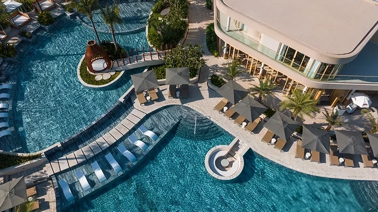 Khu vực hồ bơi ngoài trời