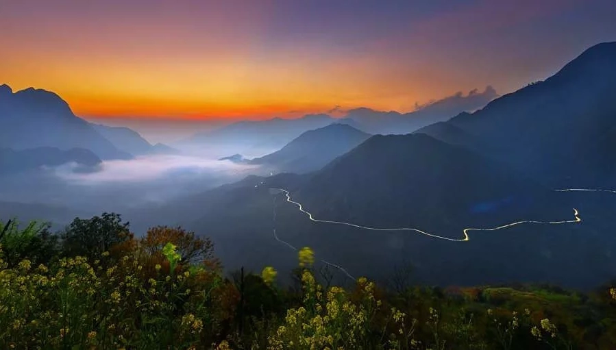 Ngắm nhìn toàn cảnh thung lũng rộng lớn phía dưới, cùng những ruộng lúa bậc thang xen kẽ những con đường uốn lượn