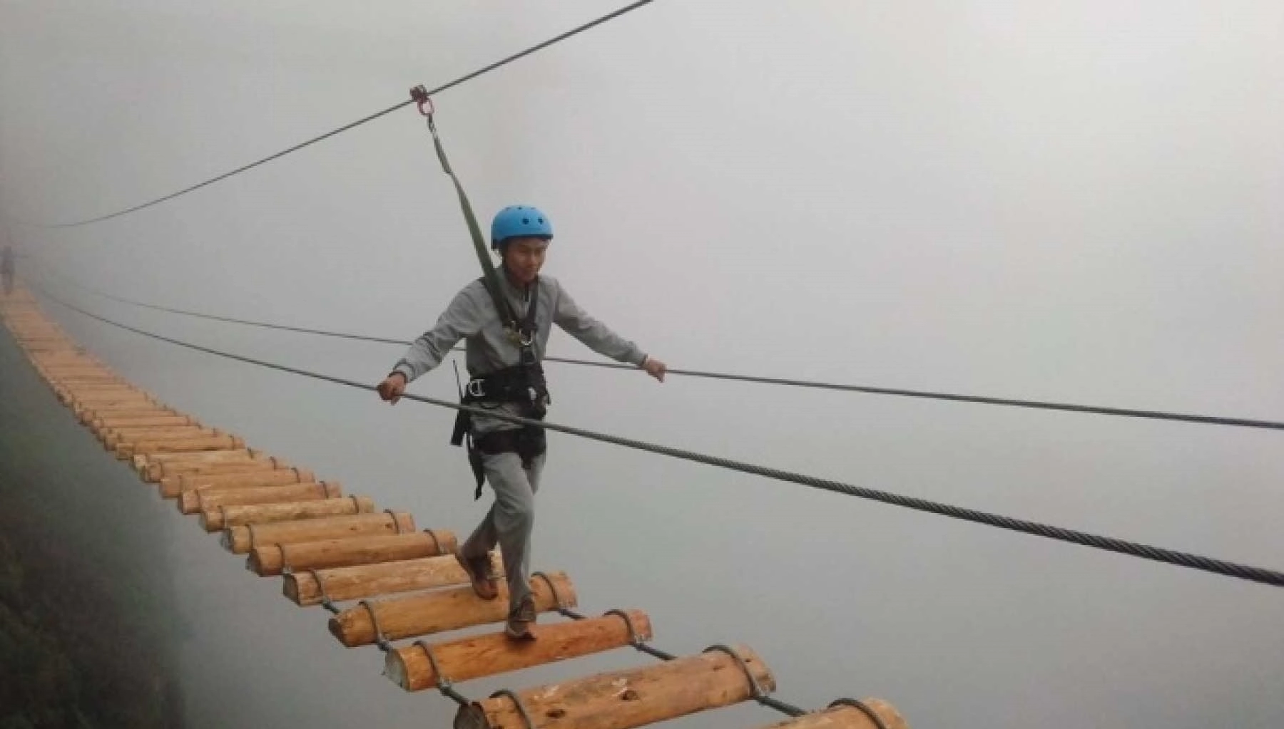 Thử thách lòng can đảm của bản thân bằng cách đi bộ trên những tấm ván gỗ của cầu treo và ngắm nhìn toàn cảnh tuyệt đẹp của đèo Ô Quy Hồ và dãy Hoàng Liên Sơn