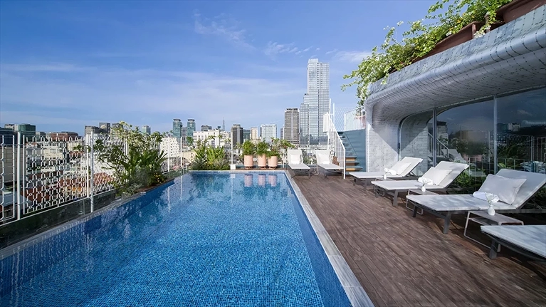 Quang cảnh hồ bơi tầng thượng