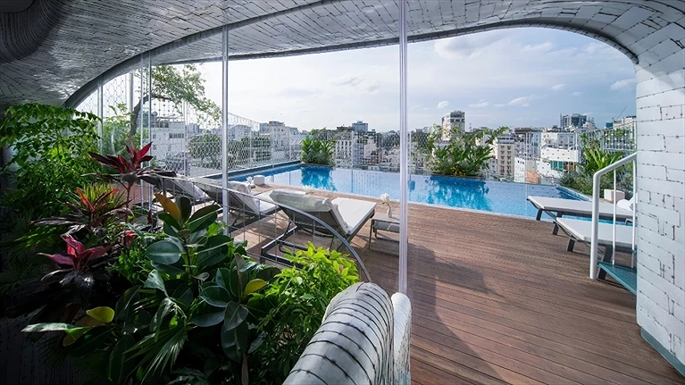 Quang cảnh hồ bơi tầng thượng