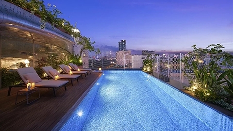 Quang cảnh hồ bơi tầng thượng