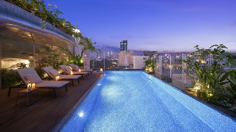 Quang cảnh hồ bơi tầng thượng