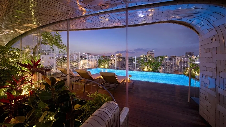 Quang cảnh hồ bơi tầng thượng