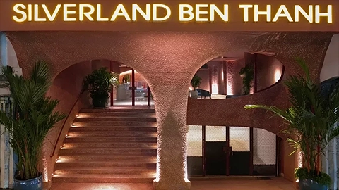 Phía ngoài khách sạn