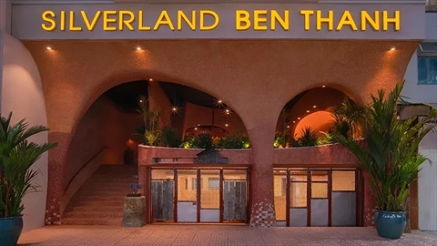 Phía ngoài khách sạn