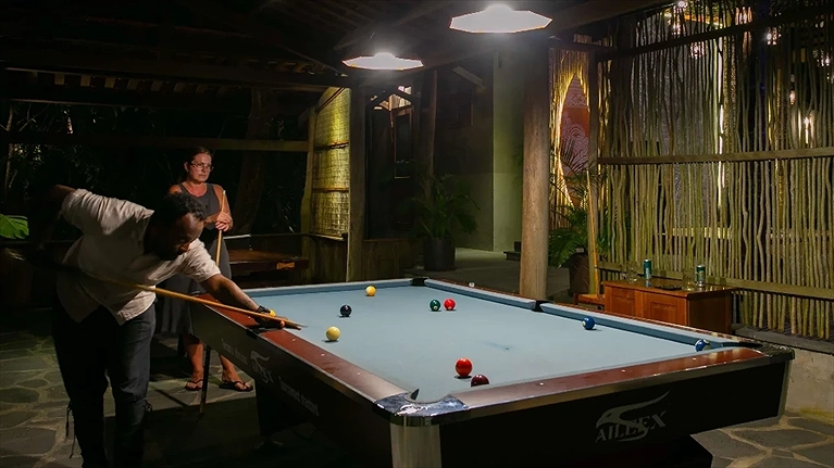 Bi-a tại Coral Lounge