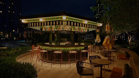 Thưởng thức cocktail lãng mạn ngoài trời dưới bầu trời đêm