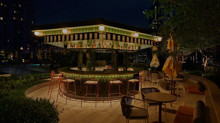 Thưởng thức cocktail lãng mạn ngoài trời dưới bầu trời đêm